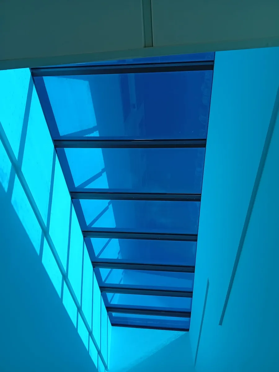 Instalación de láminas de control solar en ventanas