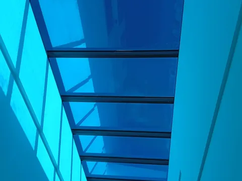Láminas solares en fachada acristalada