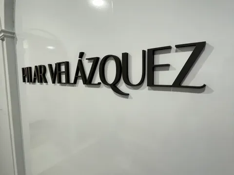 Letras corpóreas instaladas en interior
