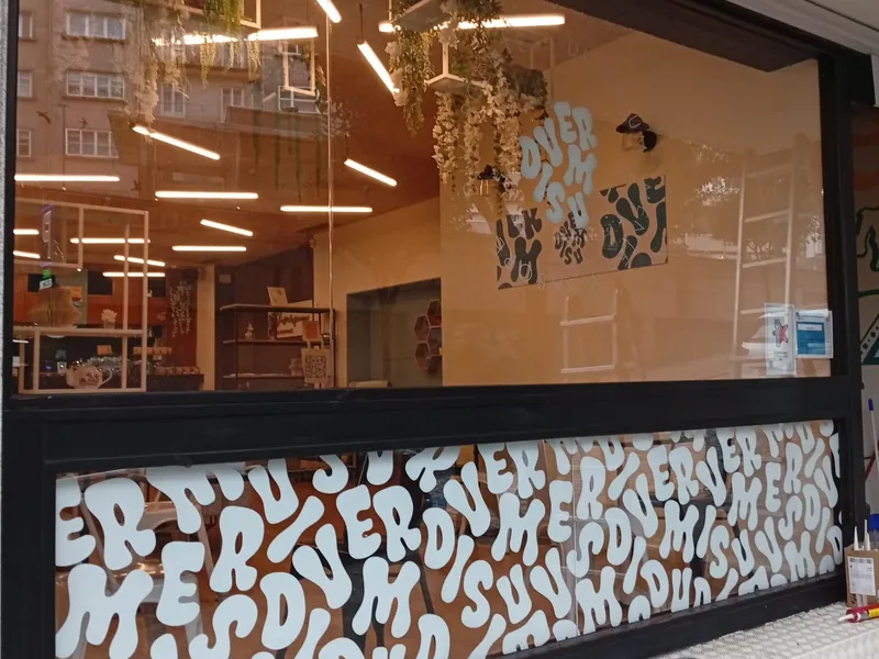 Vinilo en escaparate de cafetería