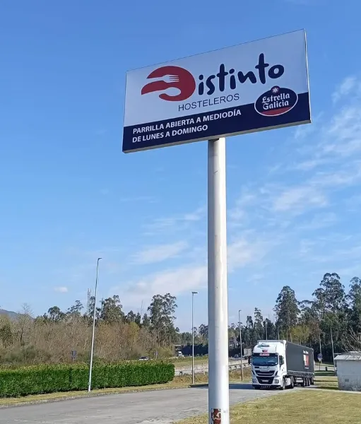 Rótulo luminoso de gran formato para local comercial