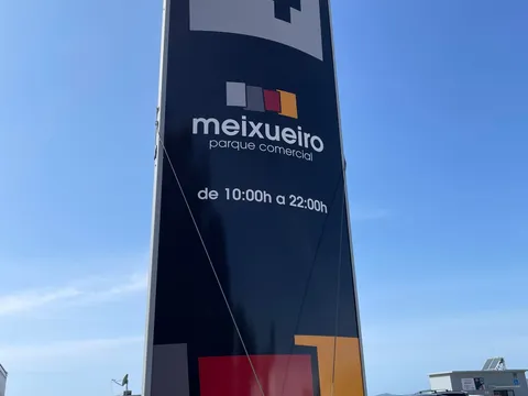 Lona publicitaria en fachada