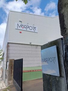 Interior da Marport com vinil corporativo e sinalética