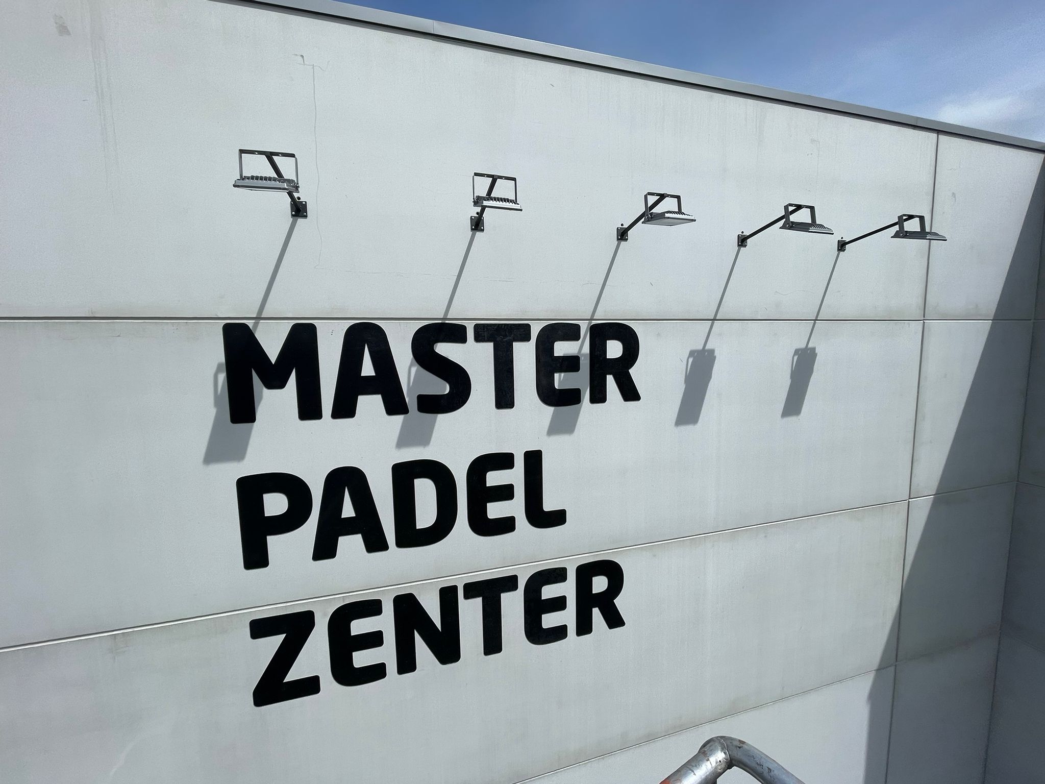 Rotulación e identidad visual para Master Padel Center | Grupo Firma