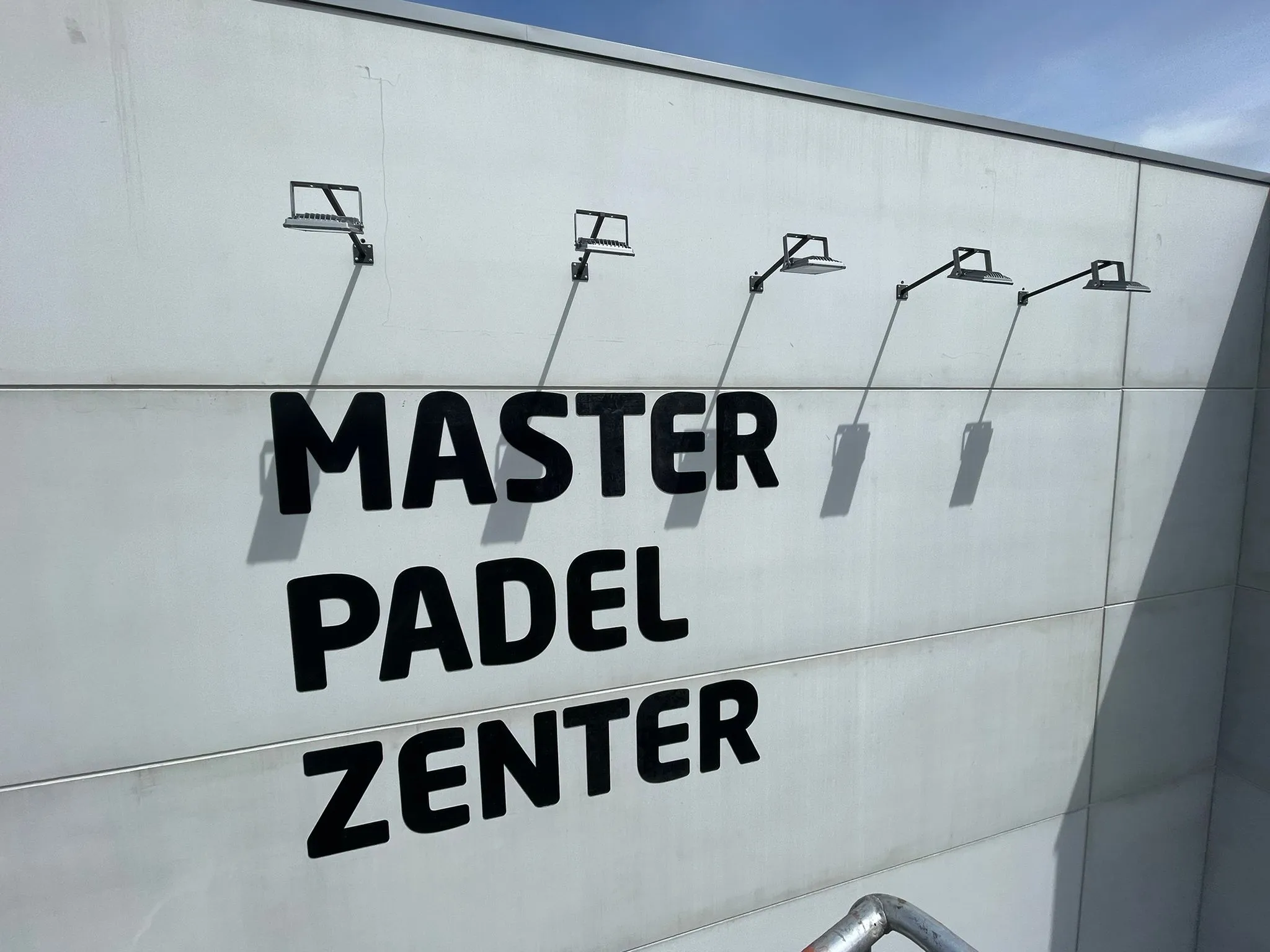Rotulación e identidad visual para Master Padel Center | Grupo Firma