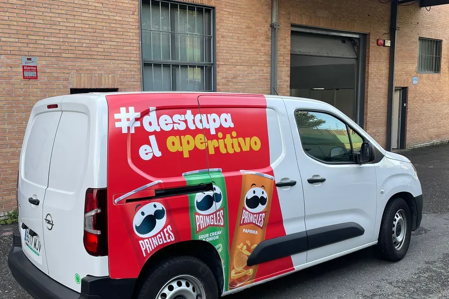 Vehículo rotulado en movimiento