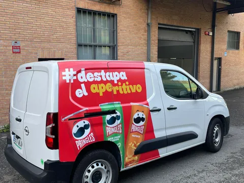 Furgoneta de empresa rotulada