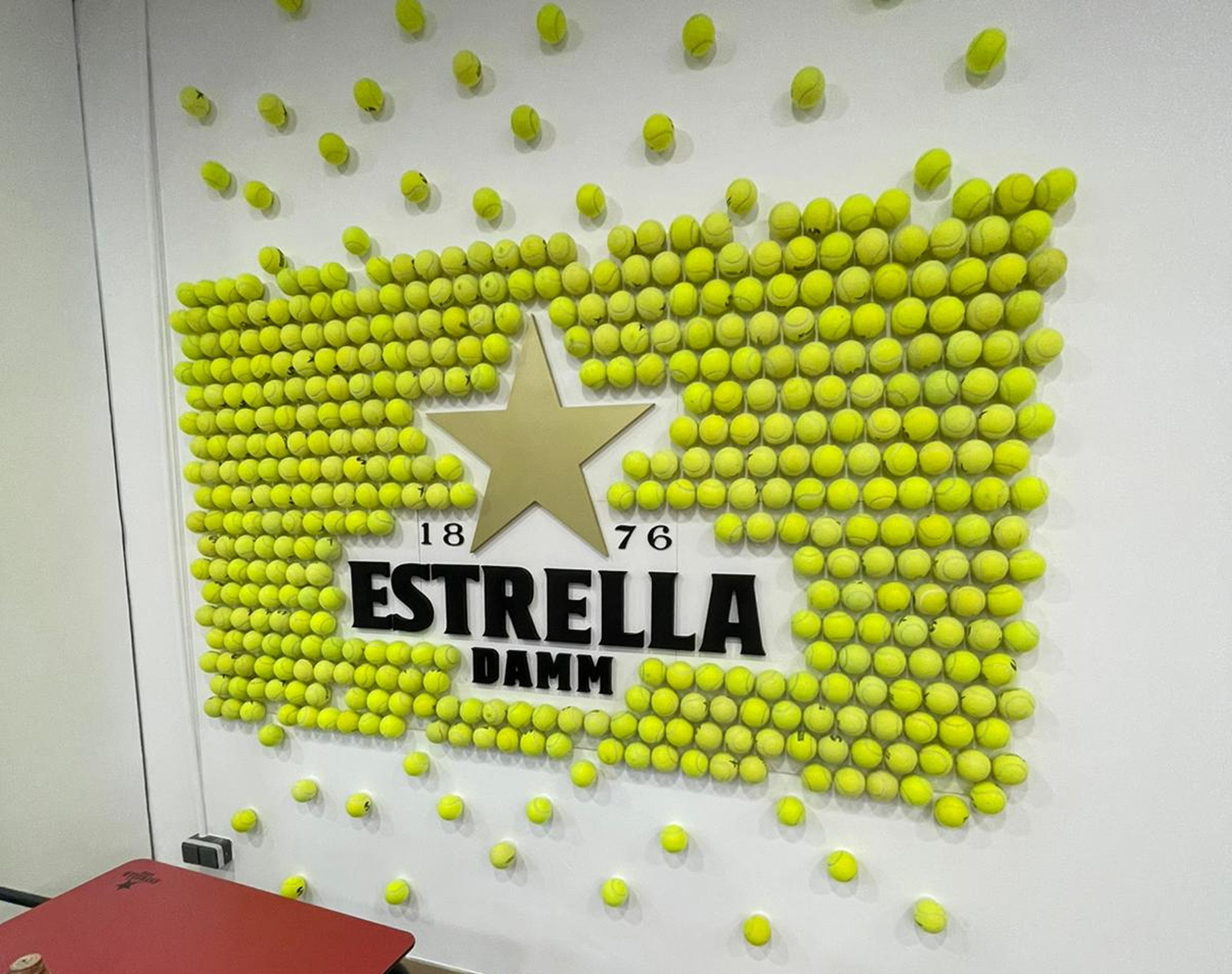 Diseño comercial para Master Padel Center: un mural de pelotas de pádel y letras corpóreas