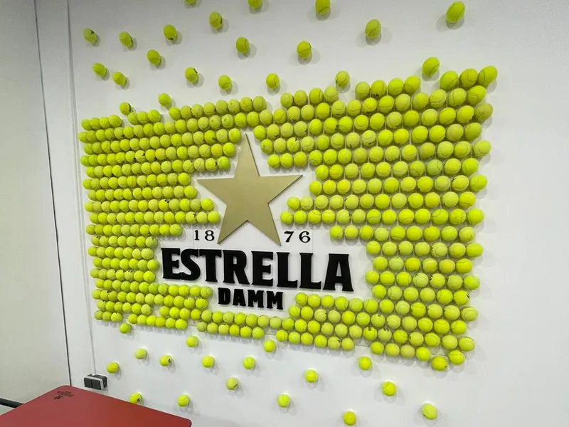 Diseño comercial para Master Padel Center: un mural de pelotas de pádel y letras corpóreas
