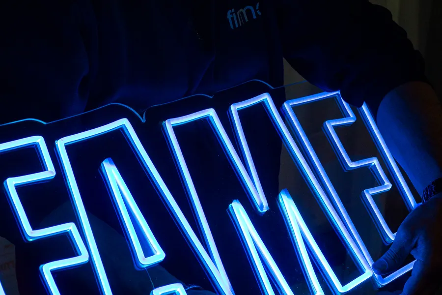 Letrero de neón LED en local de hostelería