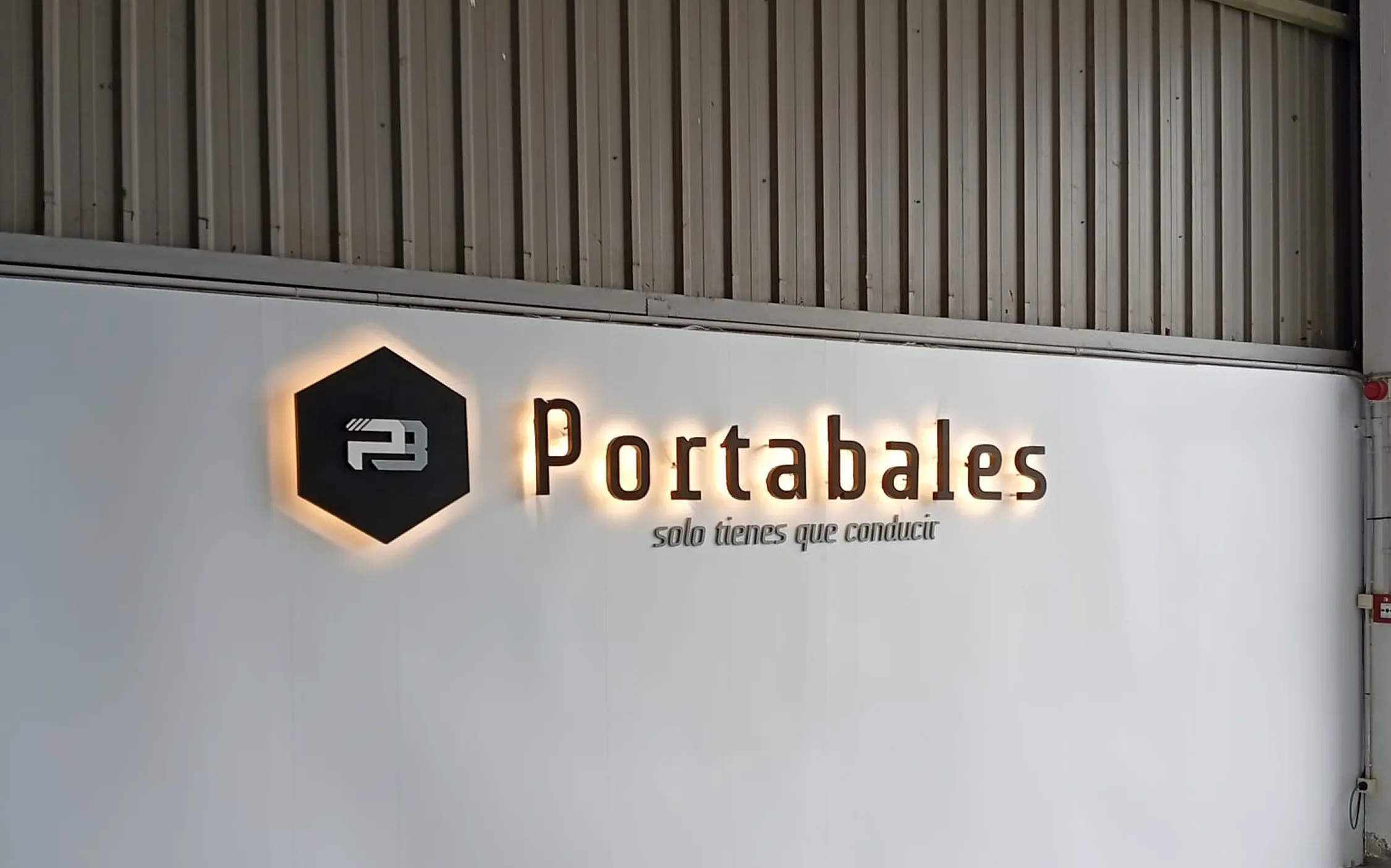 Rotulación y visibilidad exterior para Portabales en Vigo | Grupo Firma