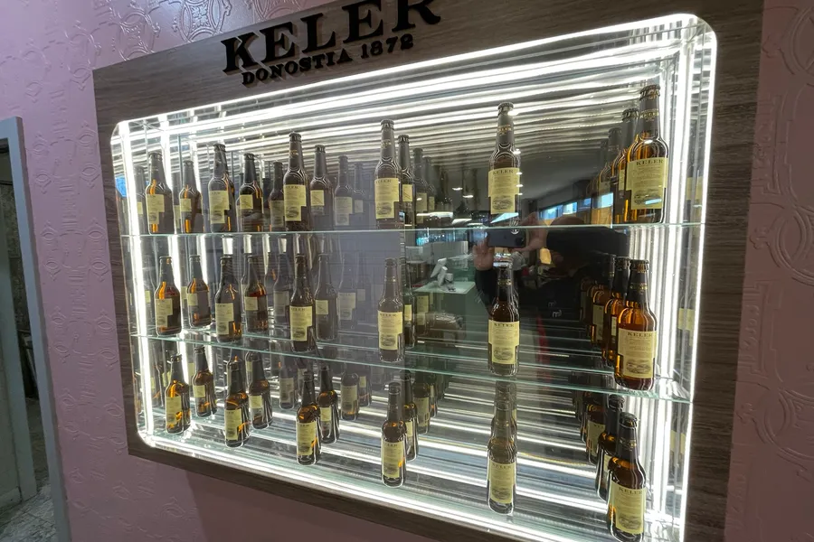 Rótulo exterior instalado en fachada