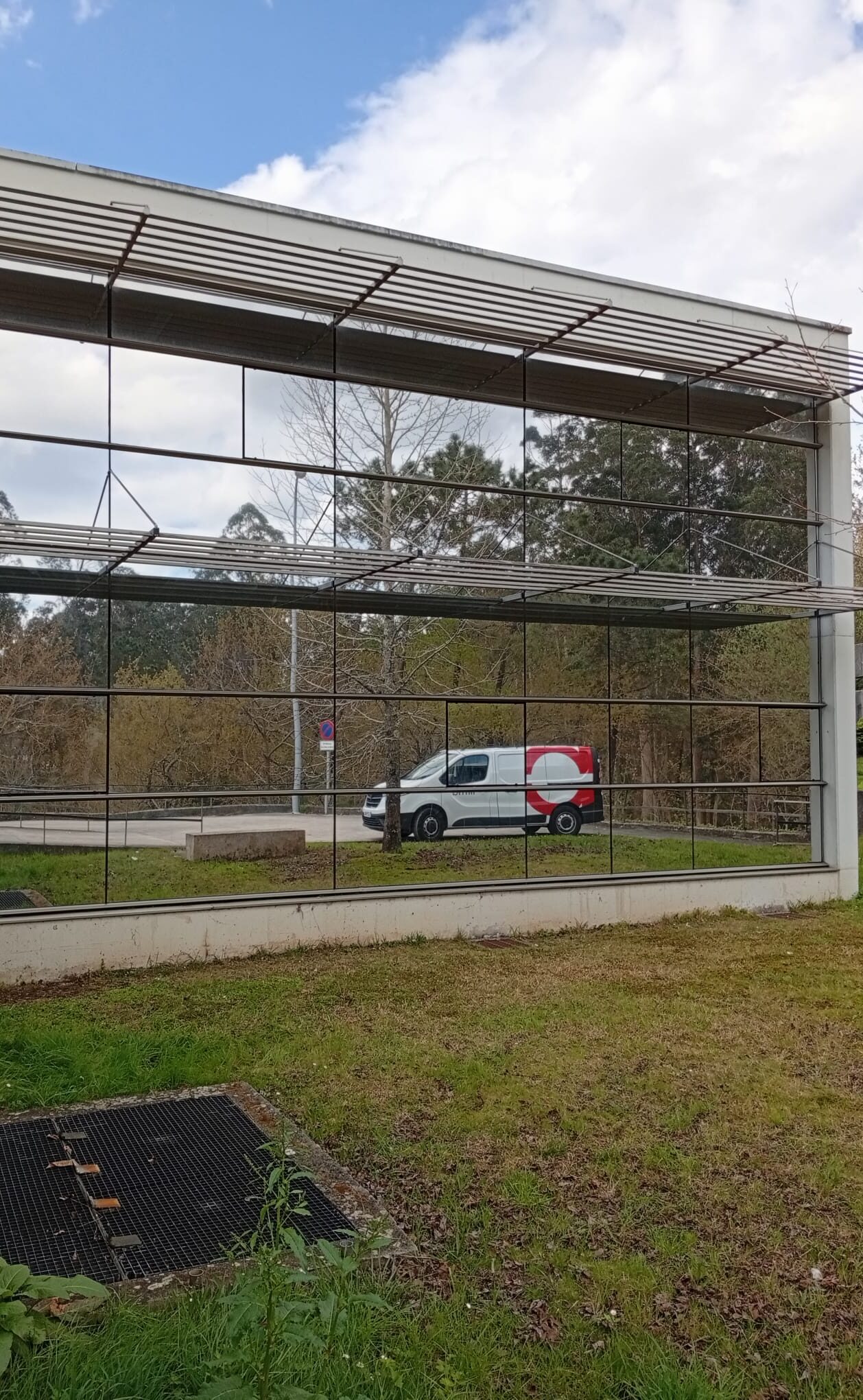 Instalación de lámina de control solar en el centro de salud de Tomiño