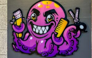 Rótulo retroiluminado, destacando en la fachada de un negocio para crear un impacto visual elegante y moderno.